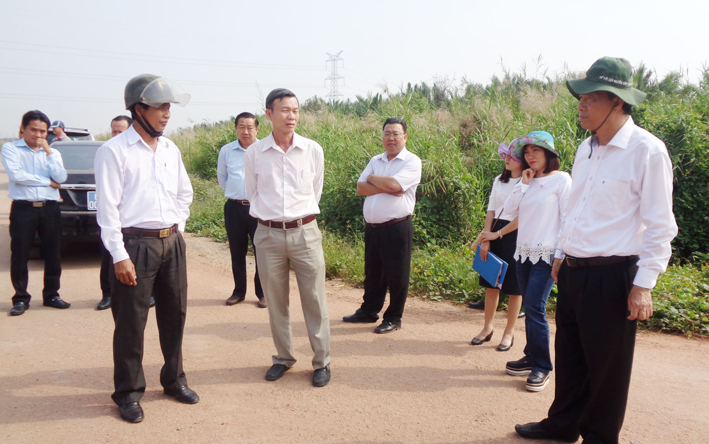 Lãnh đạo huyện kiểm tra tuyến đường ấp 1