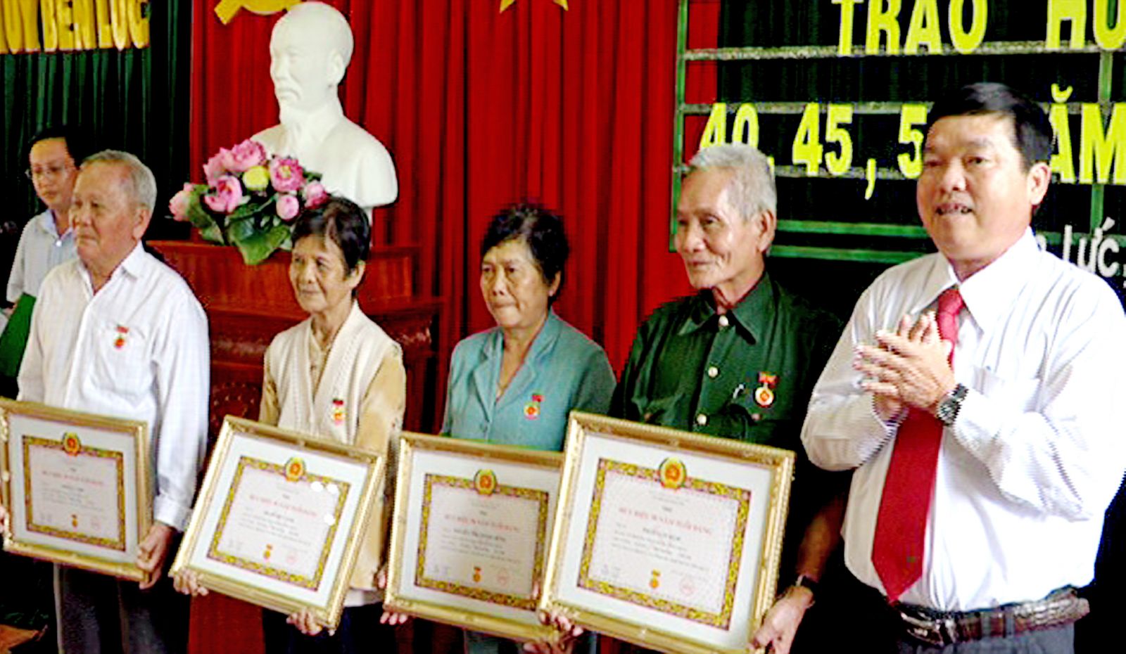 Bí thư Huyện ủy - Trần Hoàng Nhân trao Huy hiệu 50 năm tuổi đảng cho các đảng viên