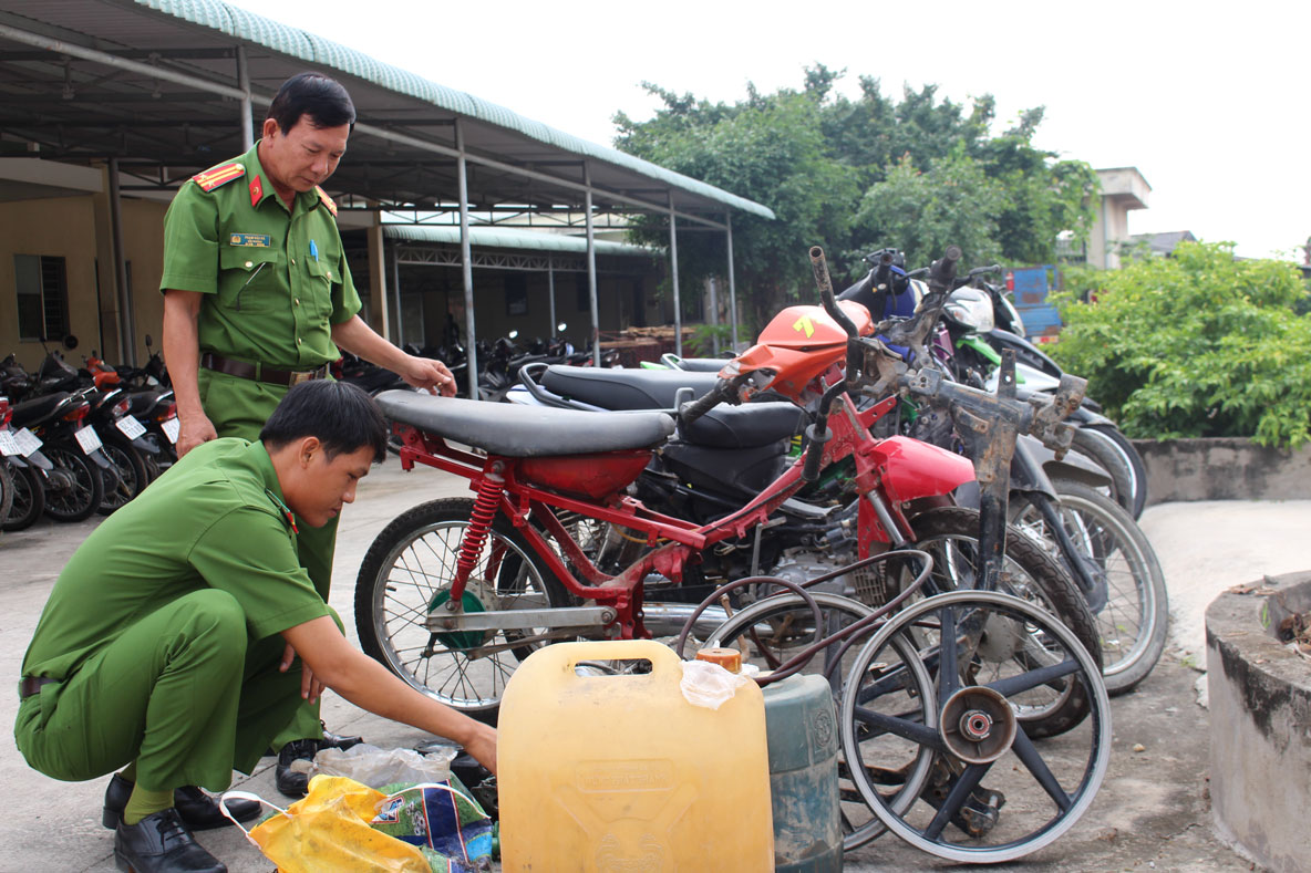 Công an huyện Châu Thành thu giữ xe, tang vật do các đối tượng nghiện ma túy thực hiện hành vi trộm nóng xe môtô trên địa bàn huyện Châu Thành