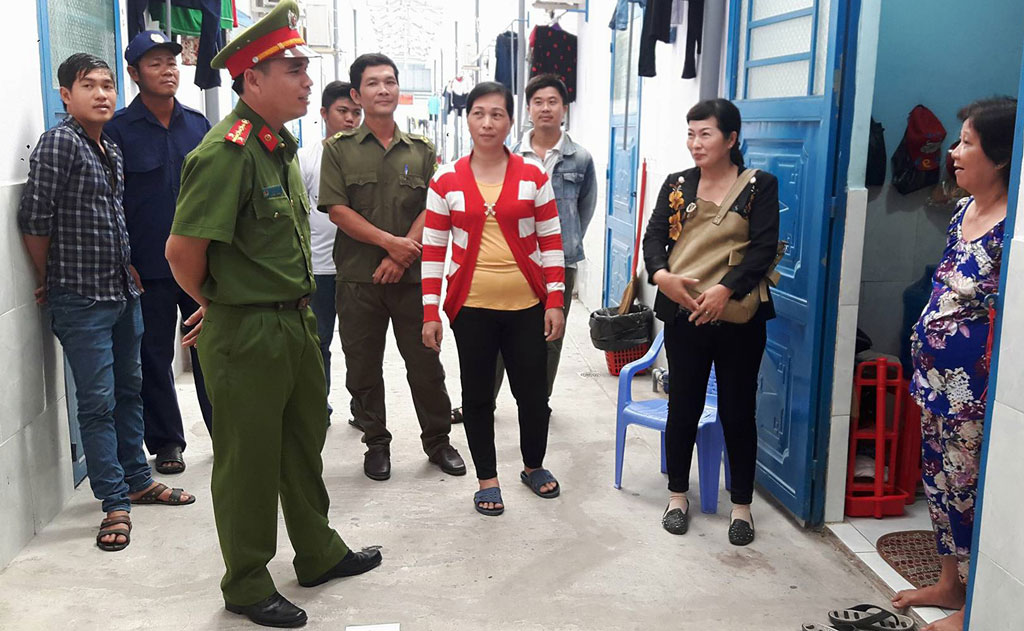 Công an xã Thanh Phú kiểm tra  tình hình thường trú tại nhà trọ Thu Ngân, ấp Phước Tú, xã Thanh Phú