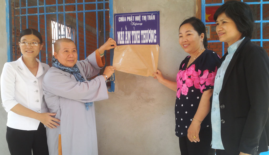 Ni sư An Huệ vận động xây tặng mái ấm tình thương cho phụ nữ nghèo  ở thị trấn Thủ Thừa
