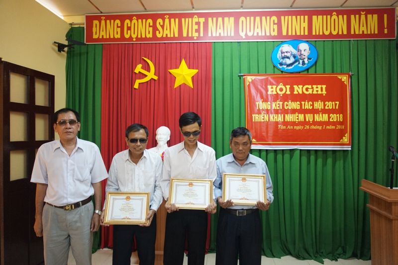 Chủ tịch BCH Hội người mù Long An-Trịnh Văn Đực tặng giấy khen cho 03 đơn vị có thành tích xuất sắc năm 2017.