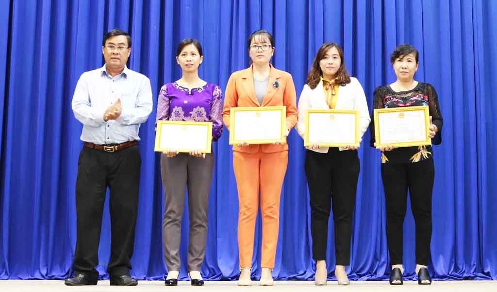 Long An focuses on improving population quality the Department of Health gave awards to 20 winners in the writing competition of gender imbalance control to release in media.