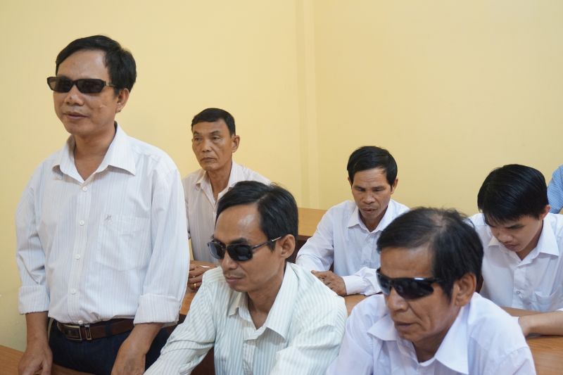 Đại diện Hội người mù huyện Vĩnh Hưng phát biểu ý kiến.