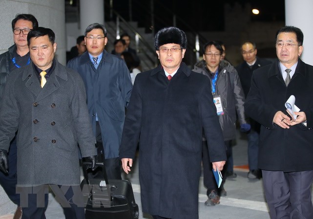 Nhóm tiền trạm Triều Tiên thị sát Trung tâm Khúc côn cầu Kwandong ở Gangneung ngày 25/01. (Nguồn: Yonhap/TTXVN)