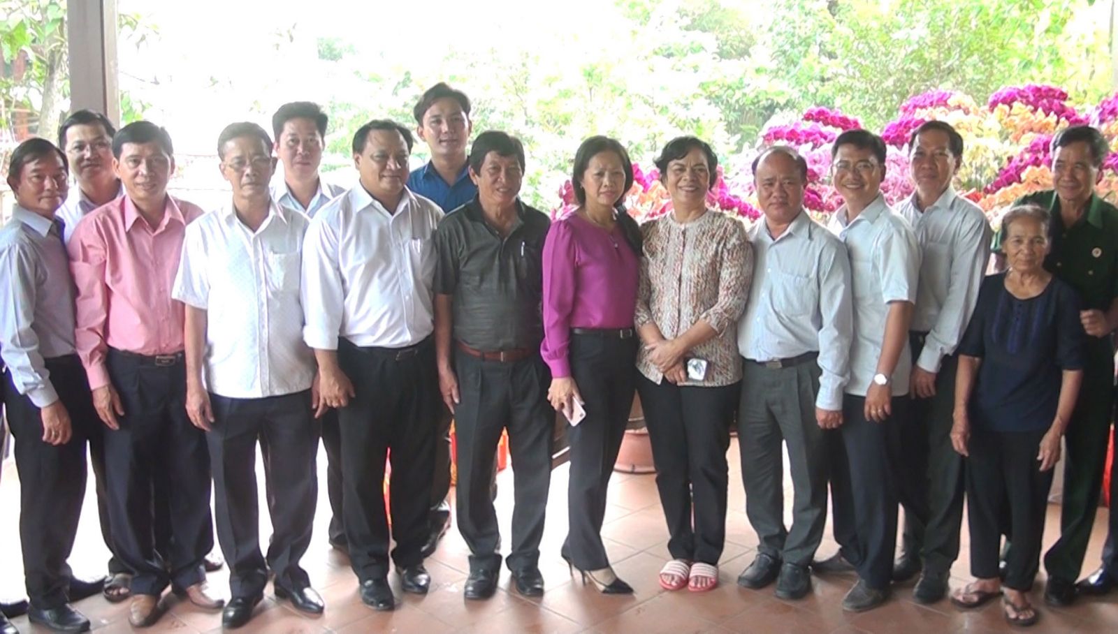 Phu nhân nguyên Chủ tịch nước Trương Tấn Sang - bà Mai Thị Hạnh (đứng thứ 6 từ phải sang) chụp ảnh lưu niệm cùng đại biểu dự họp mặt