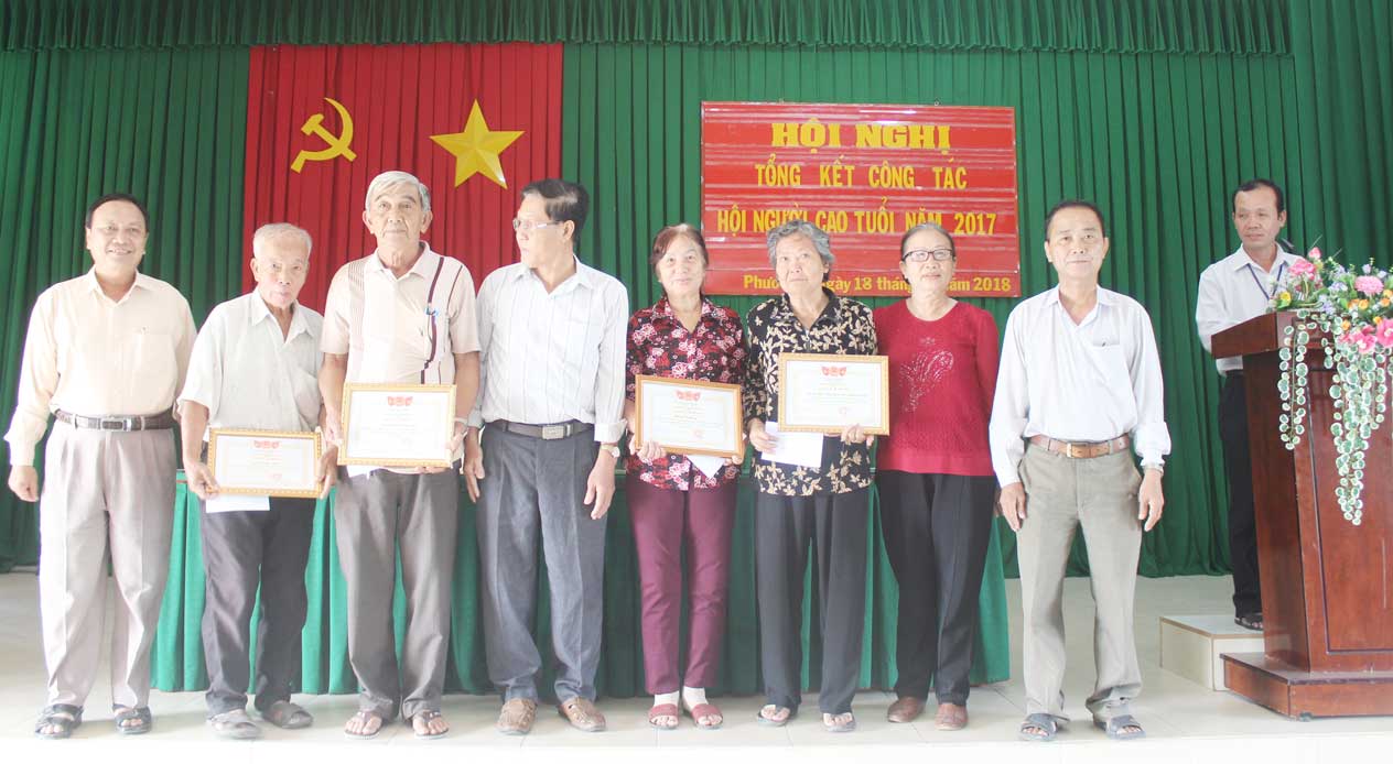 Ông Đoàn Văn Thanh (thứ 3, trái qua) ngụ xã Phước Lý, huyện Cần Giuộc, nhận giấy khen của Hội Người cao tuổi huyện Cần Giuộc, do có nhiều đóng góp trong công tác an sinh xã hội 
