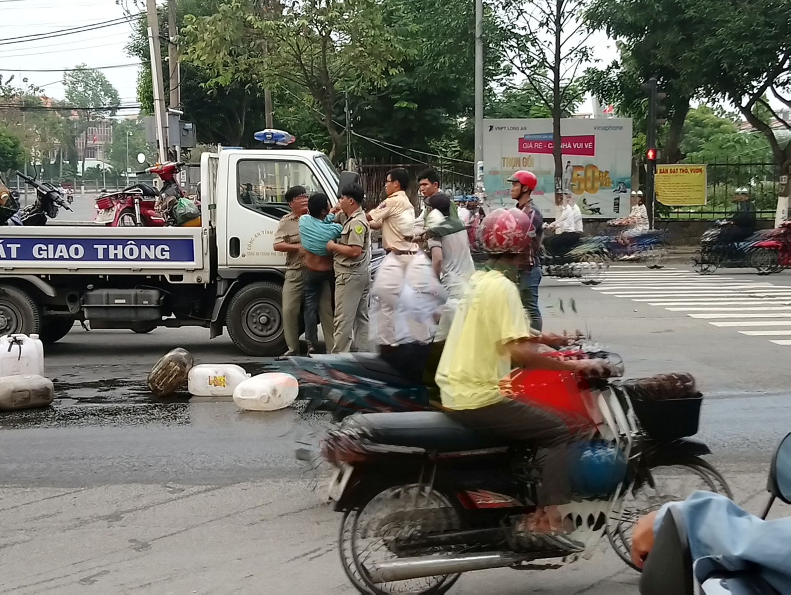 Lực lượng chức năng áp giải đối tượng về Công an phường.