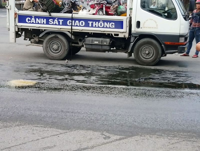 Dầu nhớt tràn ra đường.