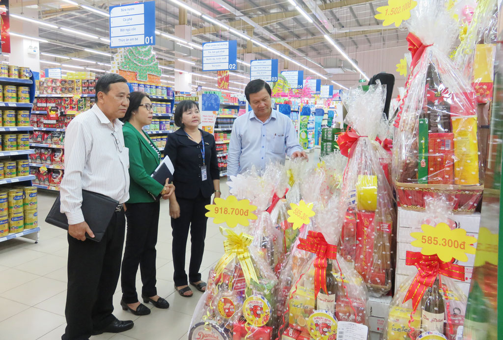 caption: Director of Long An province’s Department of Industry and Trade, Le Minh Duc carries out a survey at Ben Luc Co.opmart.
