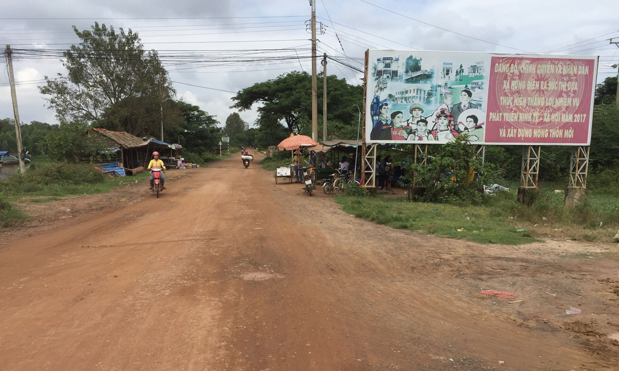 Giao thông là một trong những tiêu chí “nút thắt” trở ngại của xã để hoàn thành mục tiêu về đích nông thôn mới