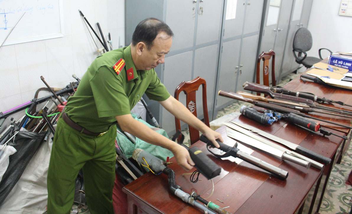 Phòng Cảnh sát quản lý hành chính về trật tự xã hội Công an tỉnh thu gom vũ khí, vật liệu nổ, công cụ hỗ trợ