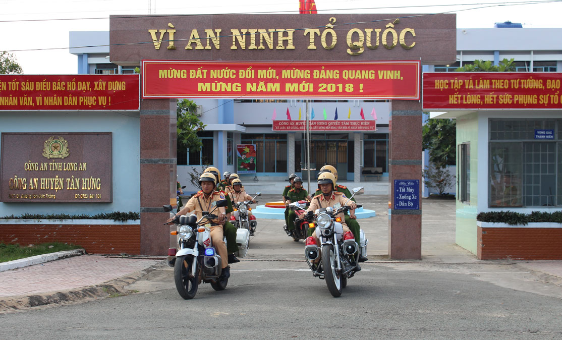 Lực lượng phối hợp Công an huyện Tân Hưng tuần tra phòng ngừa tội phạm