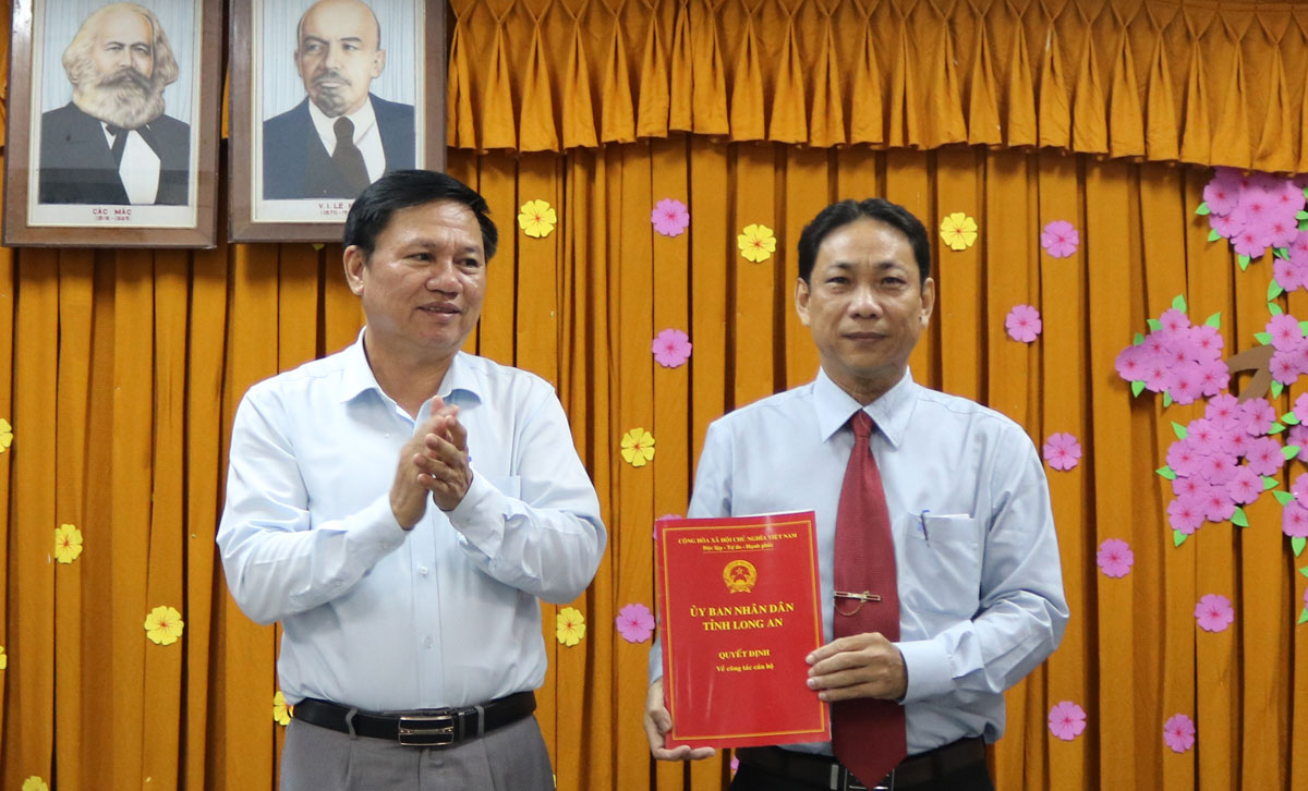 Giám đốc Sở Nội vụ tỉnh – Nguyễn Văn Bon trao quyết định bổ nhiệm chức vụ Giám đốc Bệnh viện Đa khoa Long An cho Tiến sĩ, bác sĩ  Nguyễn Văn Hoàng