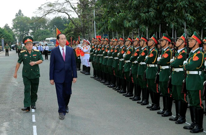 Chủ tịch nước Trần Đại Quang duyệt đội danh dự Quân đoàn 4. (Ảnh: Nhan Sáng/TTXVN)