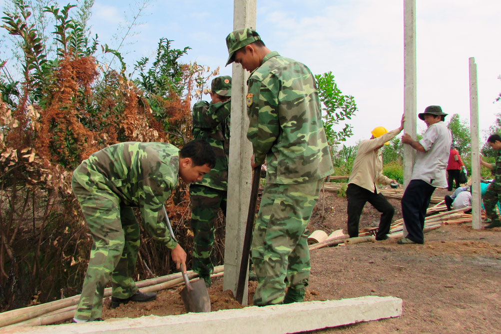 Đồn Biên phòng Sông Trăng: Nắm chắc tình hình nội biên, ngoại biên Cán bộ, chiến sĩ biên phòng giúp dân dựng nhà. Ảnh minh họa