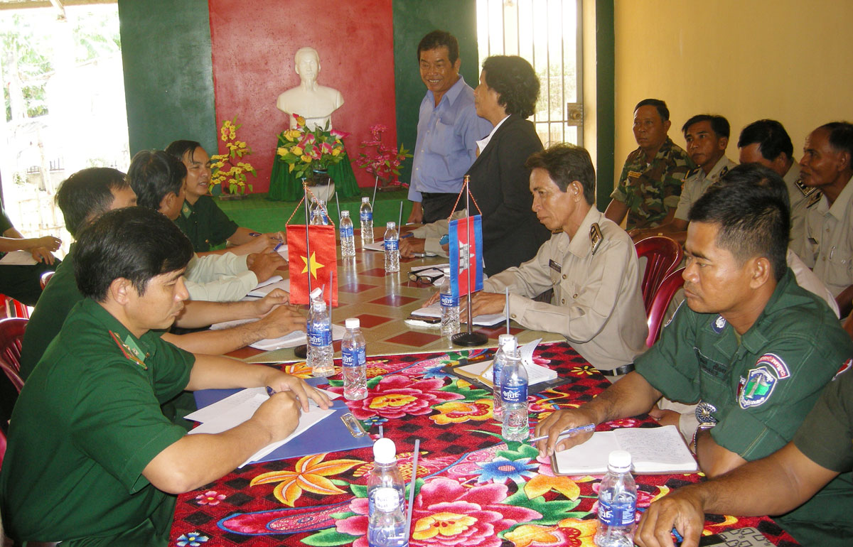 Lực lượng 2 xã 2 bên biên giới họp thống nhất kế hoạch phối hợp bảo vệ biên giới trên địa bàn huyện Tân Hưng