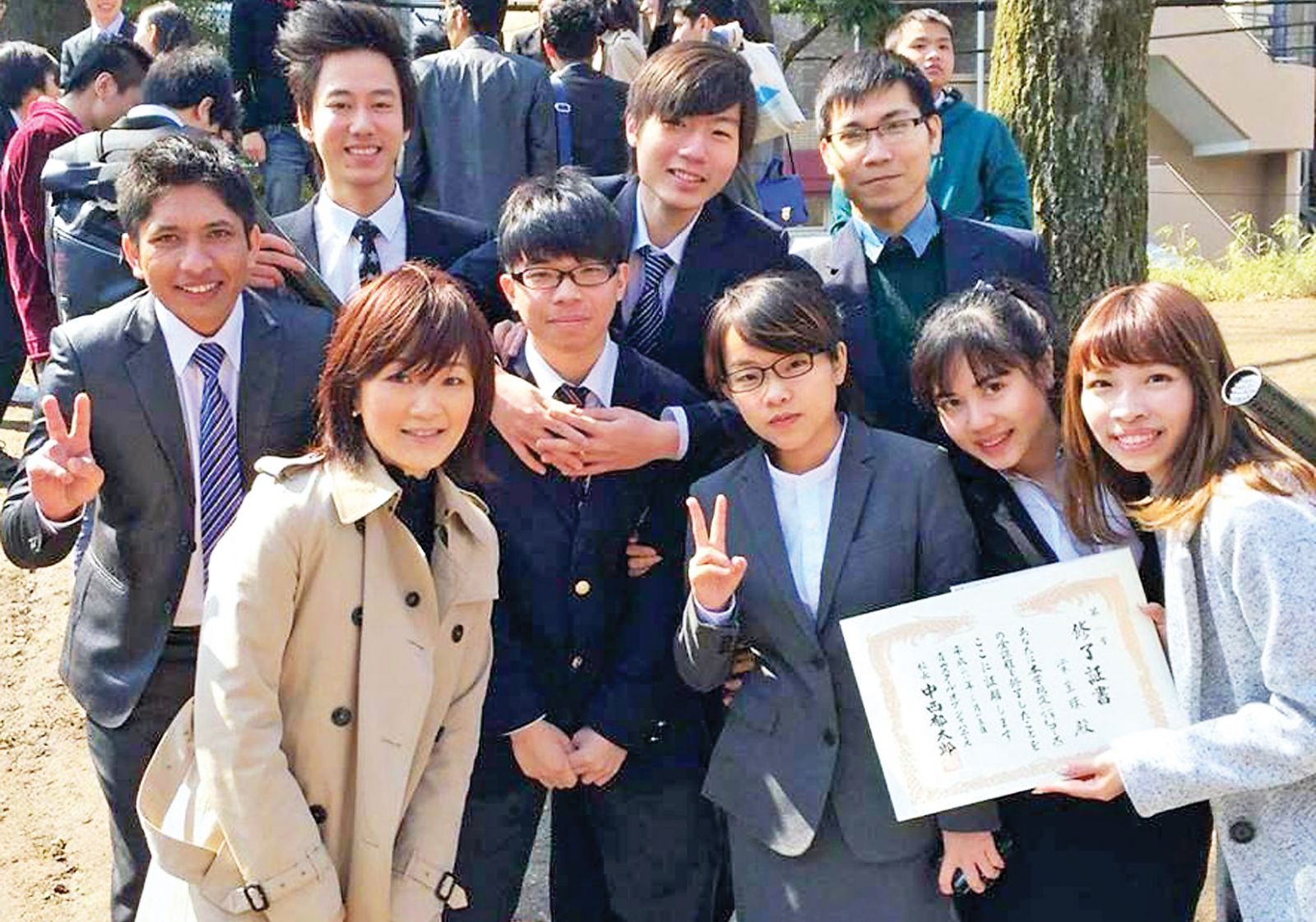 Em Huỳnh Thị Mỹ Trân (thứ 3, phải qua, hàng đầu) du học tại Nhật từ năm 2014 đến nay