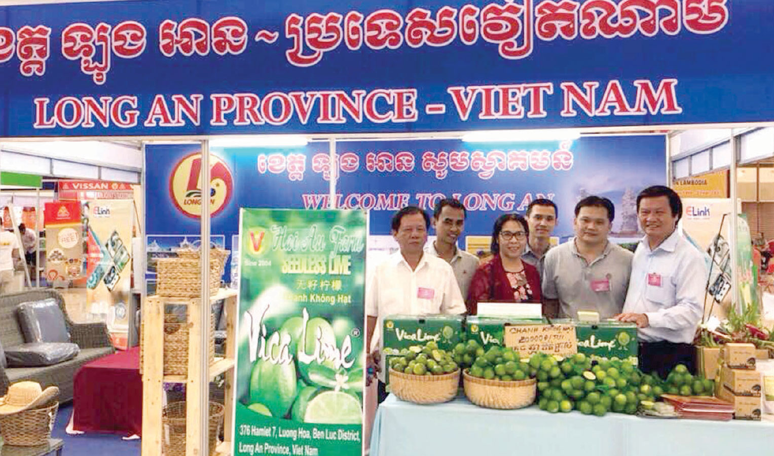 Gian hàng của doanh nghiệp đến từ Long An tham gia hội chợ tại thủ đô Phnom Penh thu hútsố lượng khách Campuchia tham quan, mua sắm