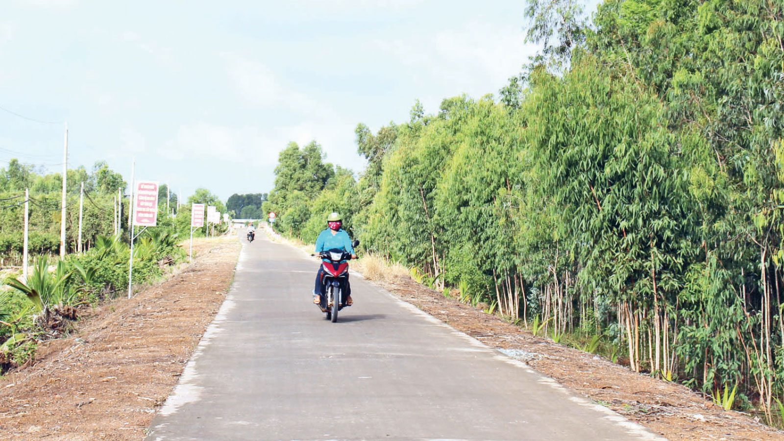 Đường giao thông nông thôn xã Thủy Đông được bêtông khang trang, giúp người dân đi lại, giao thương buôn bán hàng hóa dễ dàng