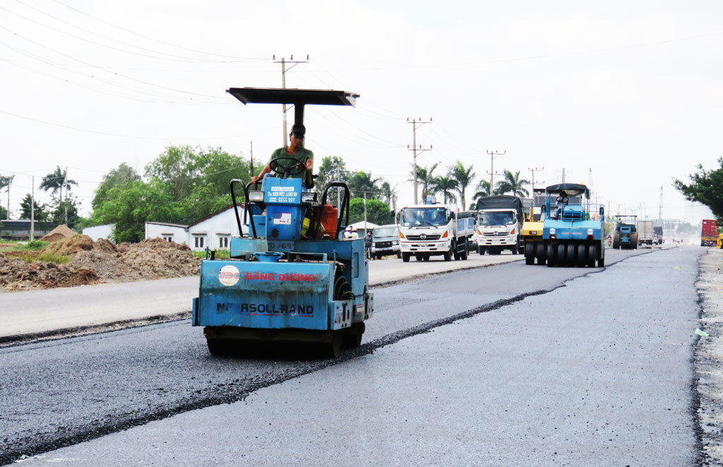 the construction contractors of the provincial 830 traffic route is trying to complete the work before Tet