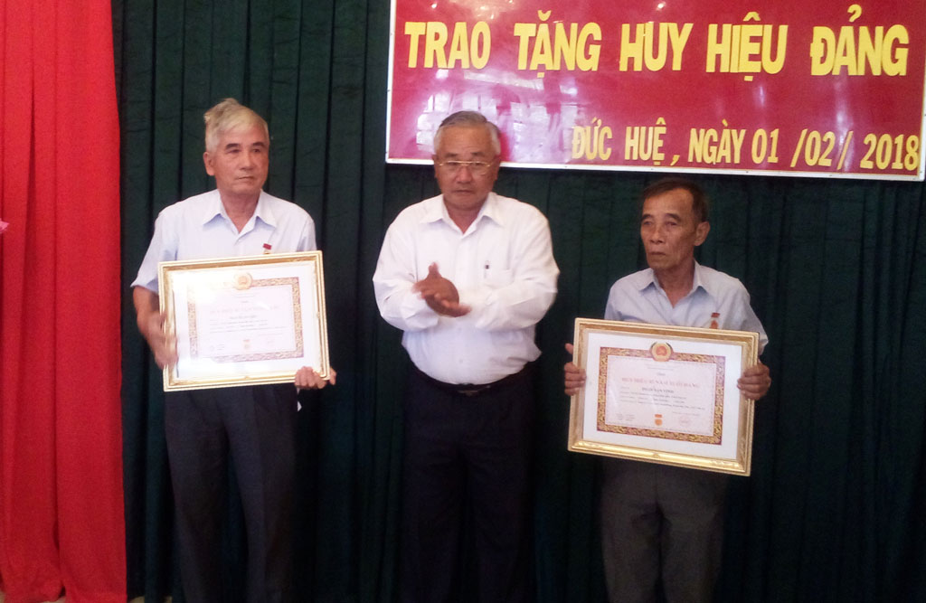 Trao huy hiệu cho đảng viên cao tuổi Đảng tại huyện Đức Huệ