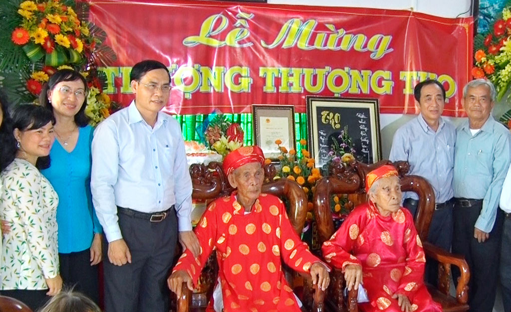 Phó Chủ tịch UBND tỉnh Long An – Hoàng Văn Liên mừng thọ người cao tuổi
