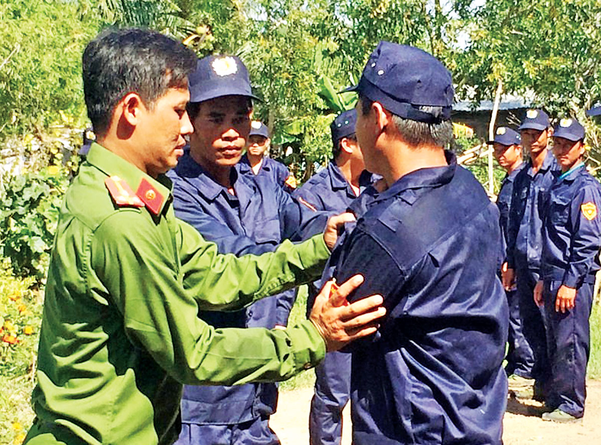 Lực lượng Dân phòng xung kích bảo vệ an ninh, trật tự biên giới ấp Bình Bắc, xã Bình Hòa Tây, huyện Mộc Hóa tập huấn võ thuật