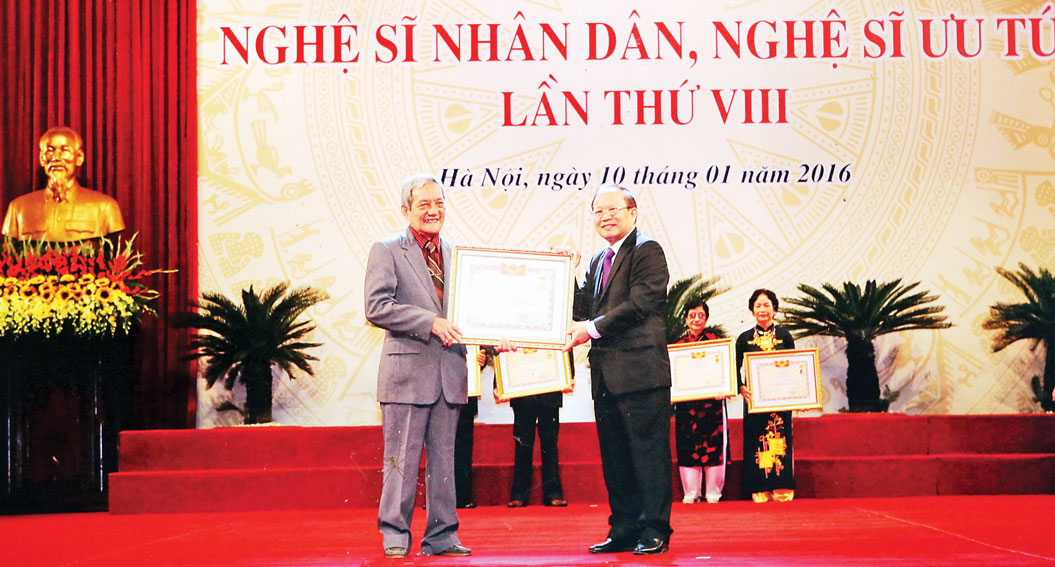 Giữ lửa sân khấu cải lương Năm 2016, nghệ sĩ Phương Tùng vinh dự được tặng danh hiệu Nghệ sĩ ưu tú