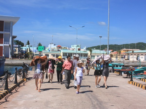 Phu Quoc island greets 260,000 tourists in first month of 2018 Foreign tourists at Phu Quoc island (Photo VNA)