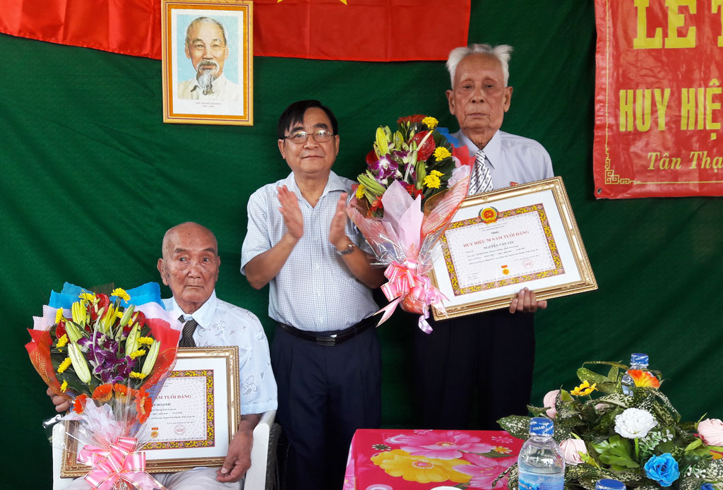 Trao huy hiệu cho đảng viên cao tuổi Đảng huyện Tân Thạnh