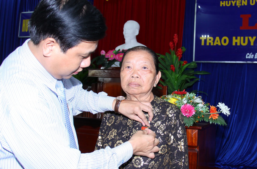 Bí thư Huyện ủy Cần Đước Nguyễn Việt Cường trao huy hiệu 50 năm tuổi Đảng