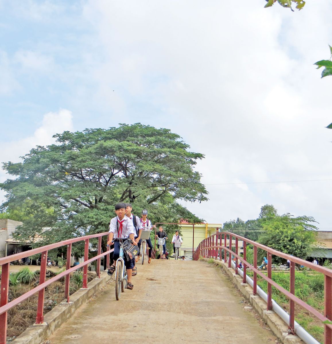 “Trái ngọt” từ Nghị quyết 33 Ý thức được trách nhiệm của mình, nhiều người dân tích cực đóng góp, cùng địa phương thực hiện thành công nhiều chủ trương, trong đó có làm đường giao thông nông thôn, góp phần thay đổi diện mạo làng quê
