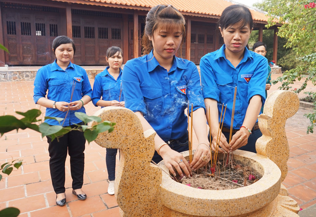 Đảng viên và đoàn viên thanh niên xã Đức Hòa Thượng, huyện Đức Hòa viếng nơi thành lập chi bộ Đảng đầu tiên của tỉnh, ôn lại truyền thống của quê hương