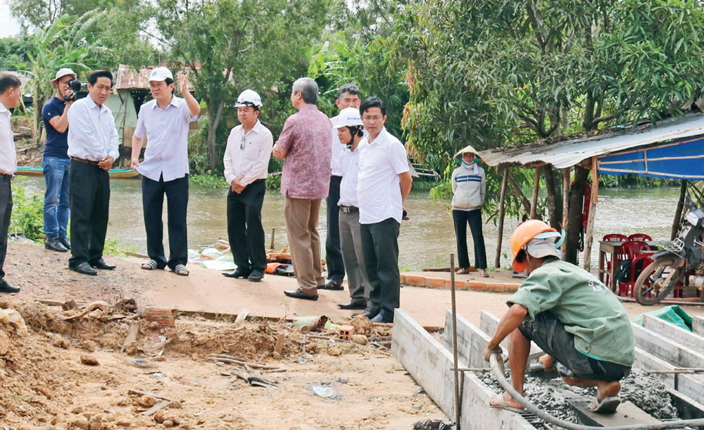 Nguyên Chủ tịch nước Trương Tấn Sang đi thực tế kiểm tra tiến độ xây dựng cầu ở xã Tân Hiệp, huyện Thạnh Hóa