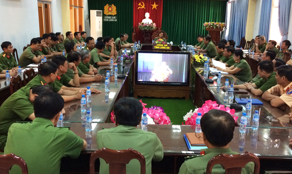 Tại điểm cầu Long An, các đồng chí trong Ban Giám đốc Công an tỉnh và đại diện công an các đơn vị, địa phương dự.