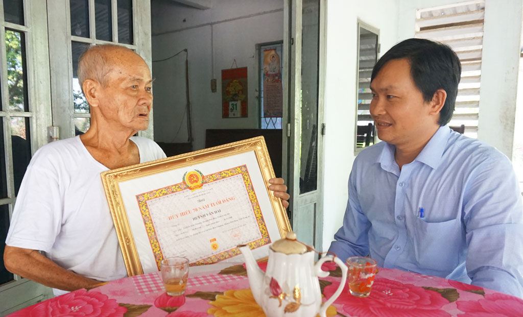 Ông  Huỳnh Văn Luông  tự hào vì đã cống hiến trọn vẹn tuổi xuân, công sức, trí tuệ của mình của Đảng trong suốt 70 năm qua