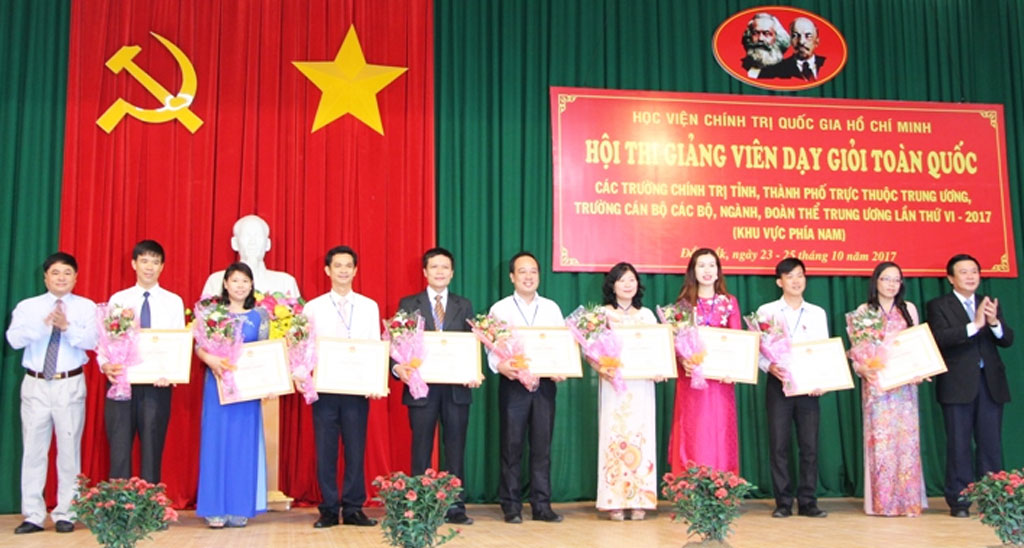 Cô Lê Thị Tuyết Vân (thứ 2, phải qua) cùng thầy  Trần Thanh Phong (thứ 6, trái qua) được khen  giảng viên xuất sắc trong Hội thi  giảng viên dạy giỏi toàn quốc khu vực phía Nam