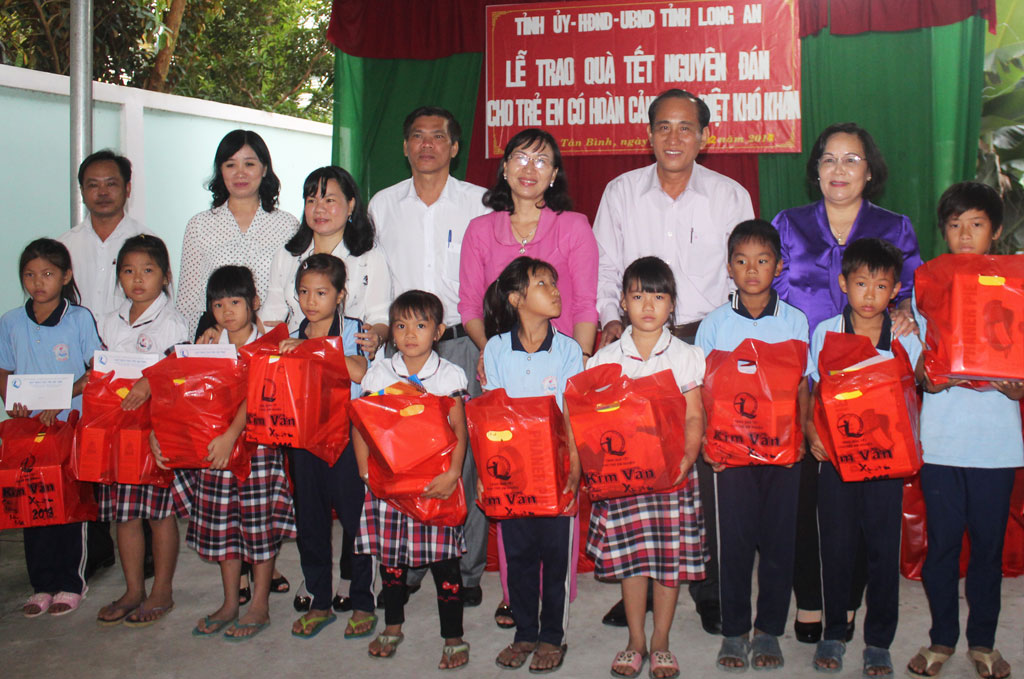 . Phó Chủ tịch HĐND tỉnh- Nguyễn Thanh tặng quà tết cho trẻ em có hoàn cảnh đặc biệt khó khăn tại xã Tân Bình, huyện Tân Thạnh.