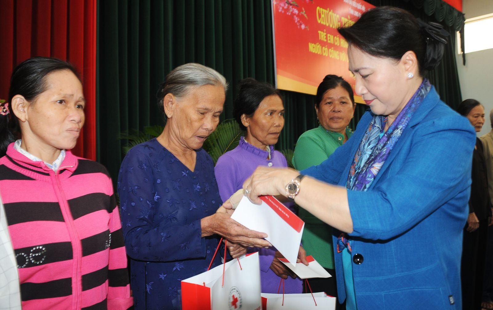 Chủ tịch Quốc hội- Nguyễn Thị Kim Ngân ( thứ 6 bên phải)cùng Bí thư Tỉnh ủy Phạm Văn Rạnh tặng quà Tết các gia đình chính sách