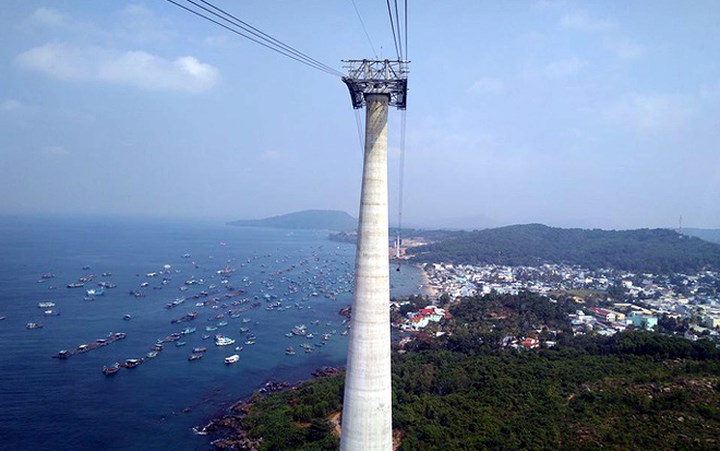 Sáng 04/02, UBND tỉnh Kiên Giang phối hợp với một tập đoàn tổ chức lễ khánh thành tuyến cáp treo 3 dây ở thị trấn An Thới, huyện Phú Quốc. (Ảnh: Báo NLĐO)