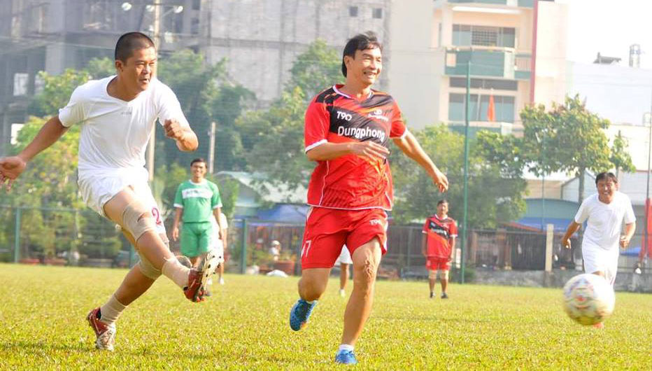 Trận đấu nhiều ý nghĩa và đầy ắp tiếng cười mà Phan Văn Giàu (áo đỏ, trái) cùng các thế hệ cầu thủ tham gia - Ảnh: Anh Tuấn