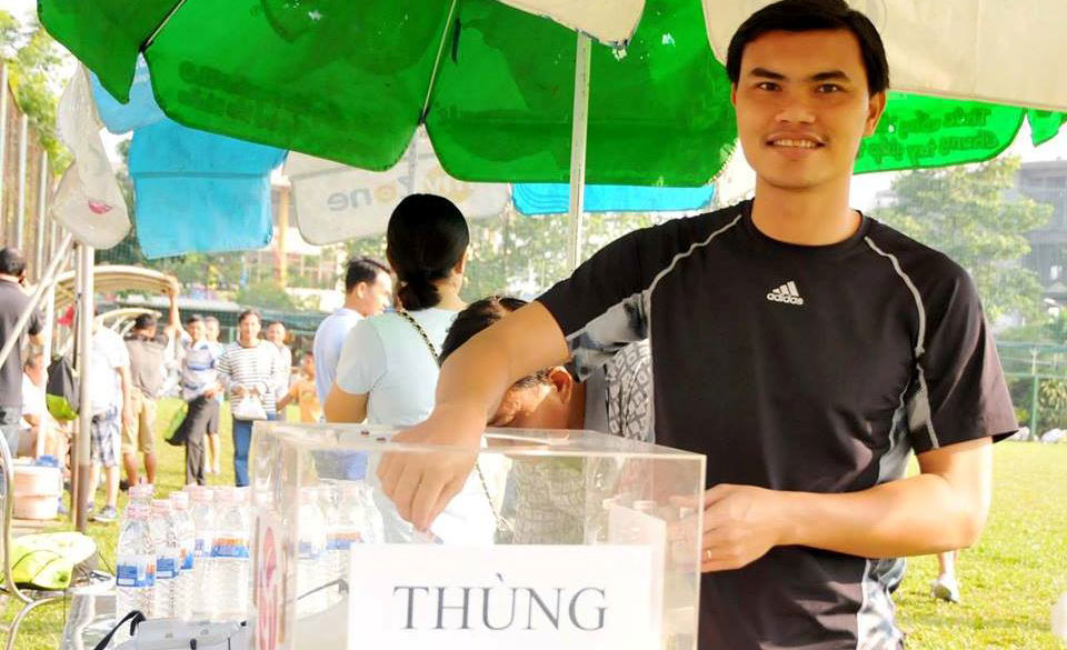 Tân HLV Sài Gòn FC Phan Văn Tài Em  quyên góp trong trận đấu từ thiện
