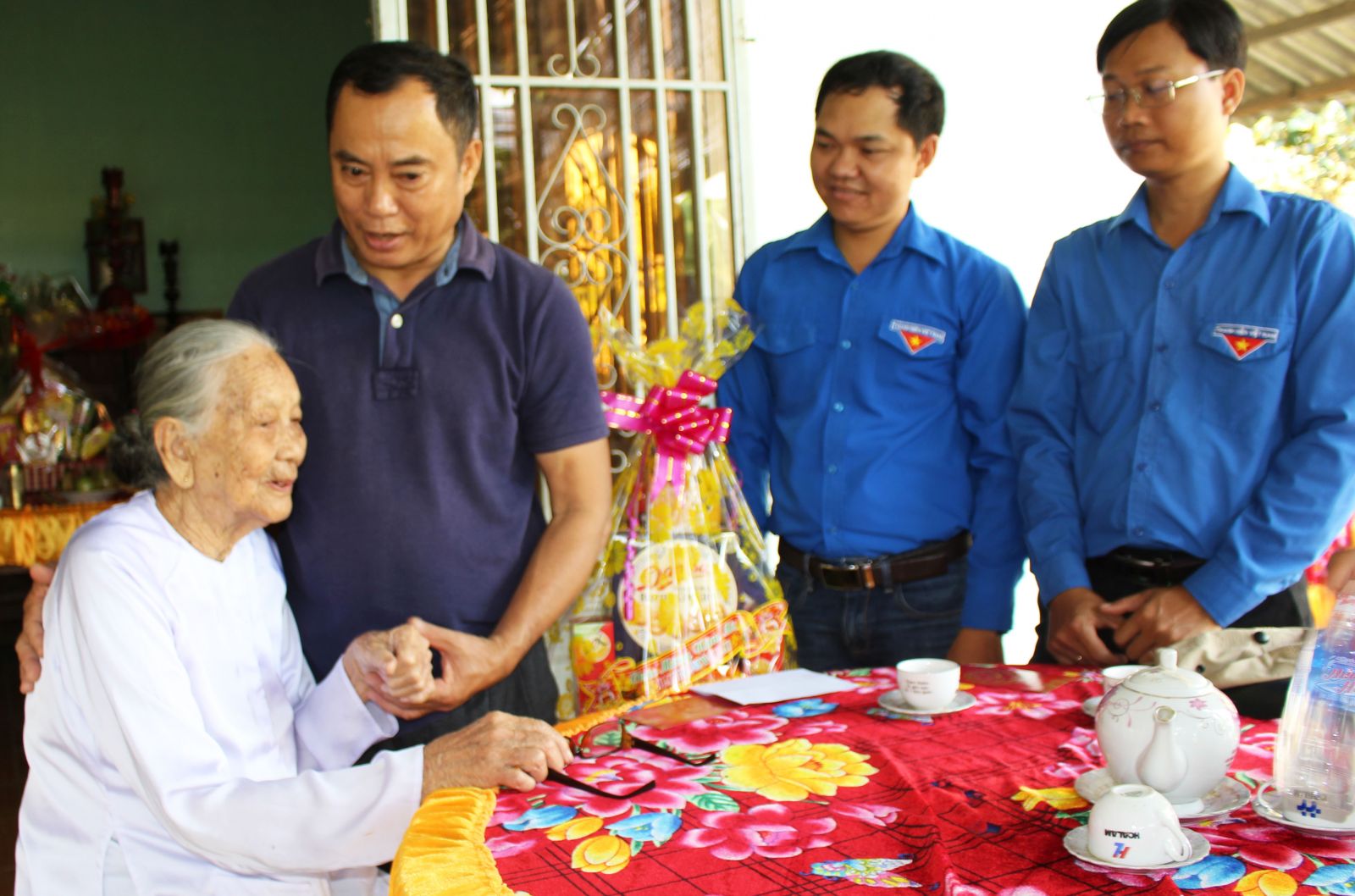Tổng Biên tập Báo Long An - Lê Công Đấu chúc tết mẹ Việt nam Anh hùng tại xã An Nhựt Tân