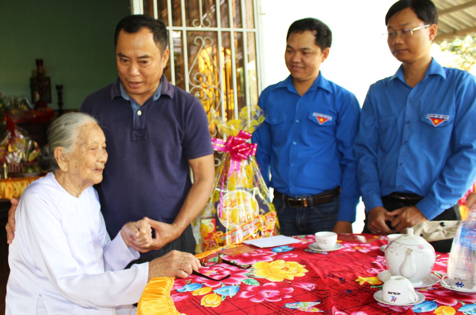 Tổng Biên tập Báo Long An - Lê Công Đấu chúc tết mẹ Việt nam Anh hùng tại xã An Nhựt Tân