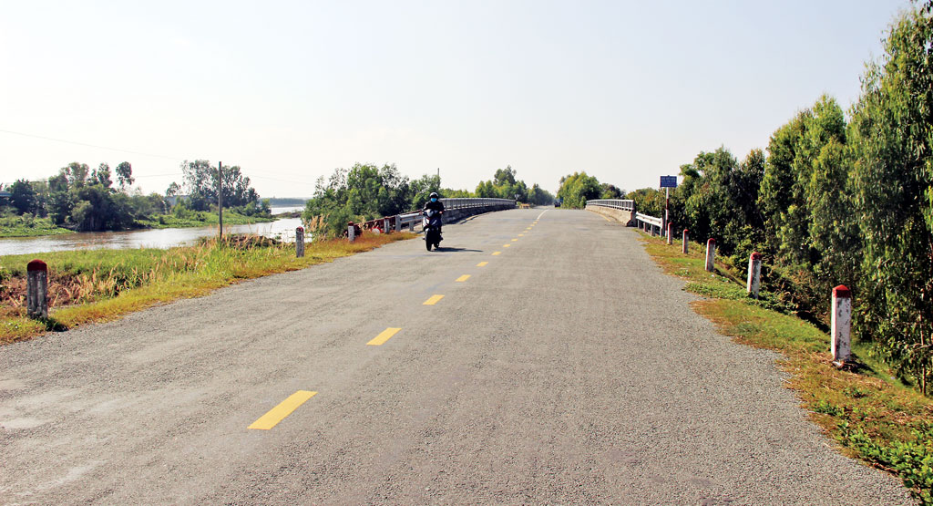 Đường tỉnh 819 (đường cặp kênh 79) góp phần rút ngắn khoảng cách từ TP.Tân An đến huyện Tân Hưng, tỉnh Đồng Tháp và các vùng lân cận