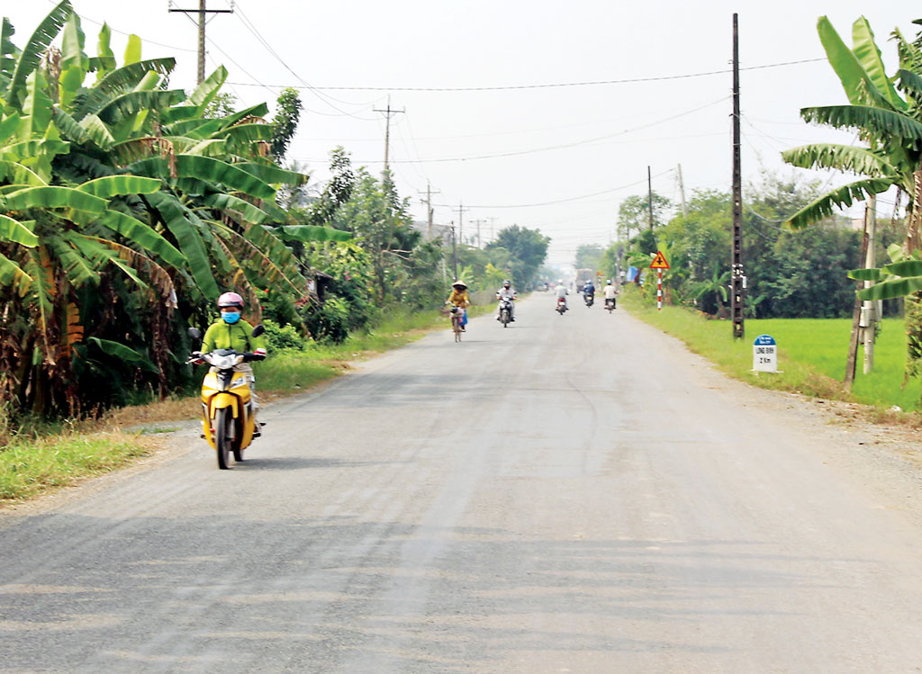 Công trình Đường tỉnh 830 đoạn qua địa phận xã Long Định, huyện Cần Đước được láng nhựa, tạo điều kiện cho người dân lưu thông, vận chuyển hàng hóa dễ dàng