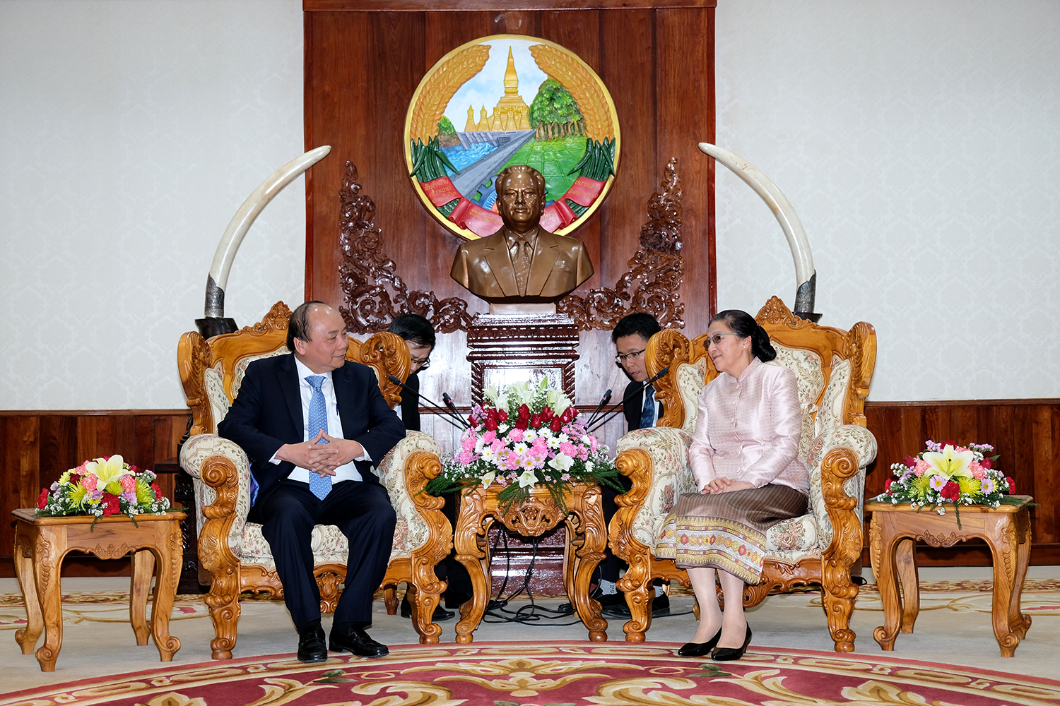 Thủ tướng Nguyễn Xuân Phúc và Chủ tịch Quốc hội Lào Pany Yathotou - Ảnh: VGP/Quang Hiếu