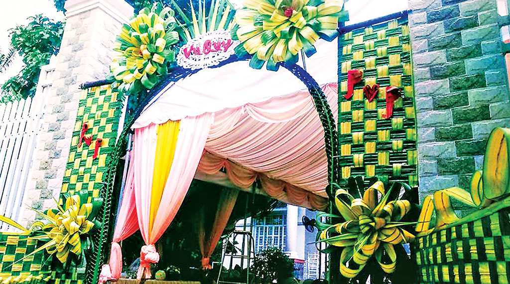 Những cổng cưới lá dừa vô cùng cầu kỳ, tinh tế do anh Phan Ngọc Sang thực hiện