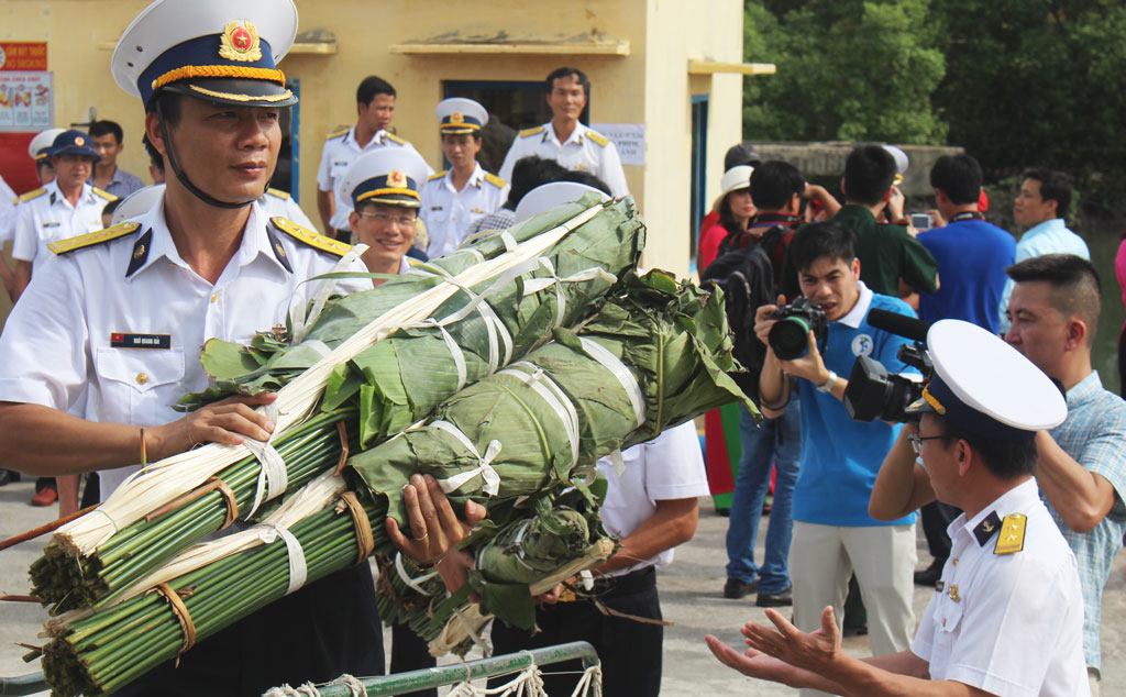 Lá dong được chuyển lên tàu, đưa ra nhà giàn DK1